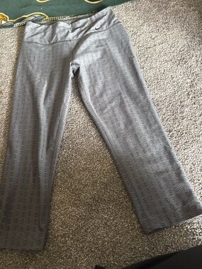 Nike Dri-Fit Gray Capri Leggings Workout Yoga Pants Swirl Design Size Small